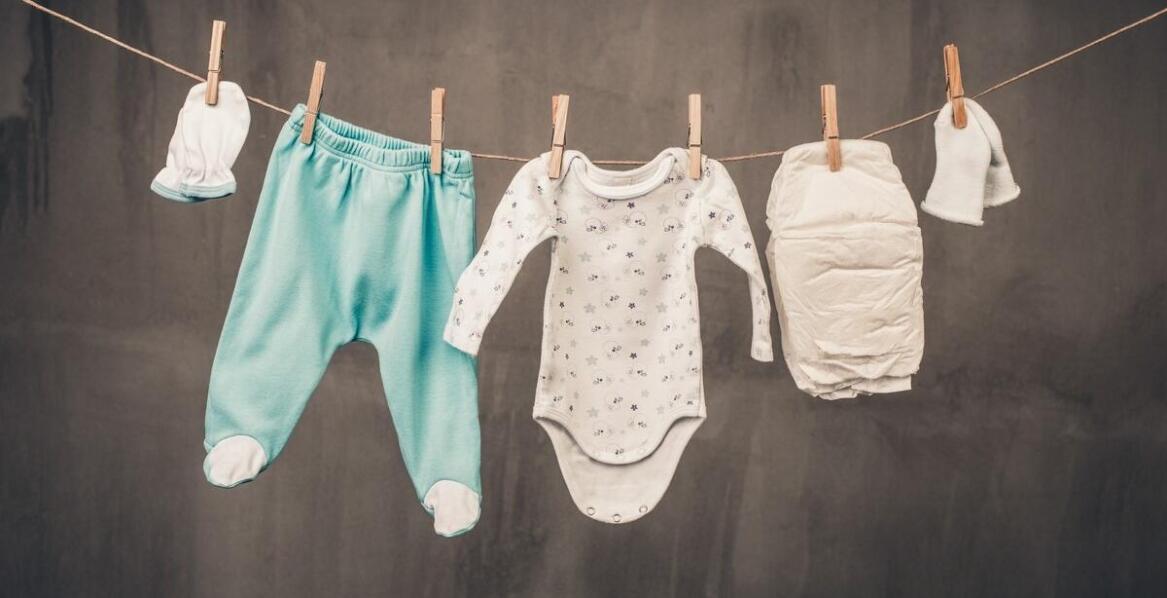 Poradnik: Jak zminimalizować koszty wyprawki niemowlaka bez utraty jakości?