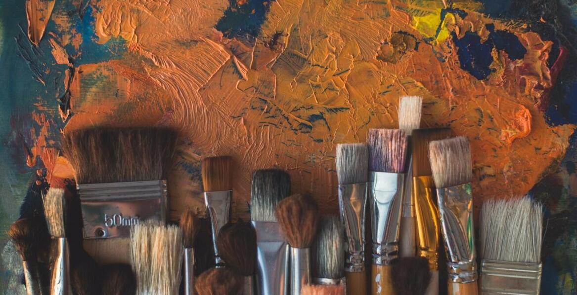 Jakie są zalety używania markera olejowego toma to 440 w projektach artystycznych?