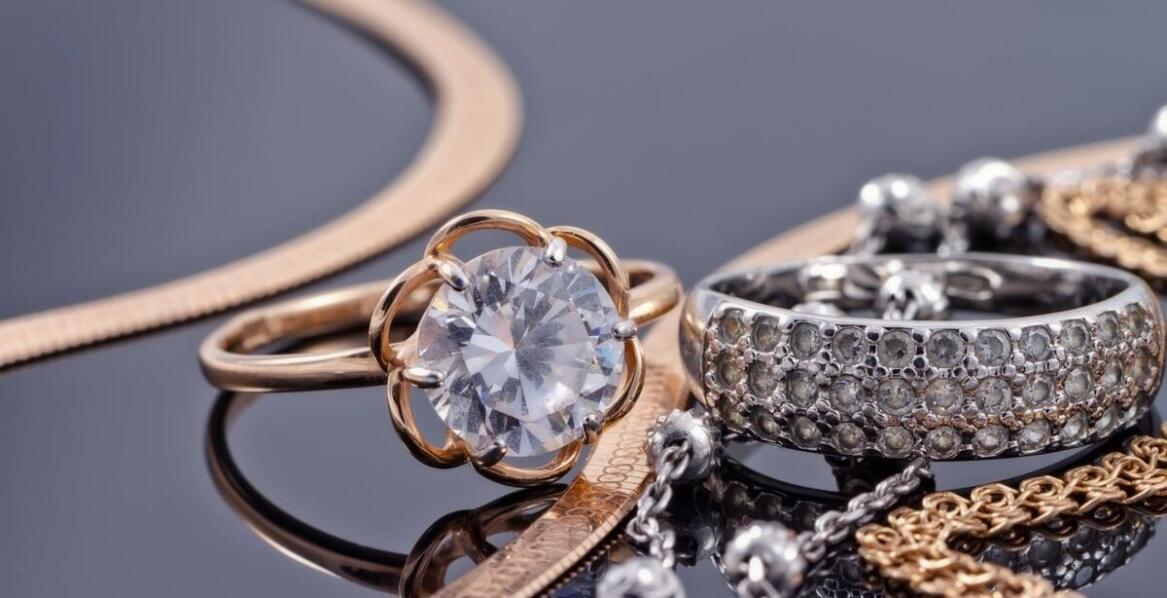 Wysoka jakość pozłacanych elementów do biżuterii – co warto wiedzieć?