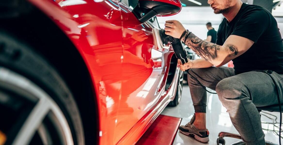 Jakie są korzyści ekonomiczne wynikające z reklamowania się za pomocą oklejania samochodów?