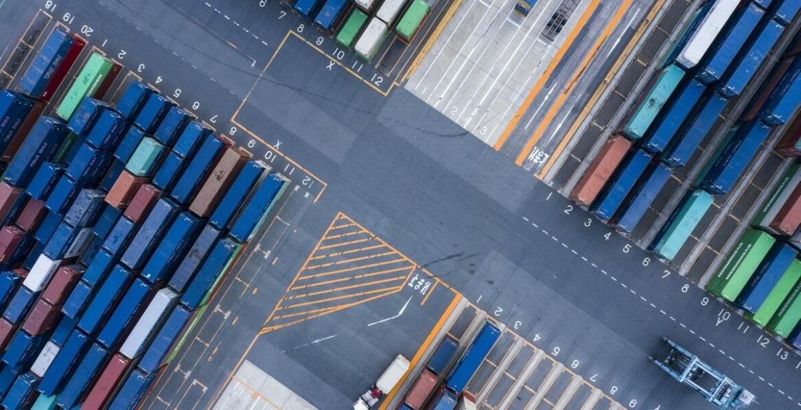 Jakie są zalety transportu intermodalnego w logistyce międzynarodowej?