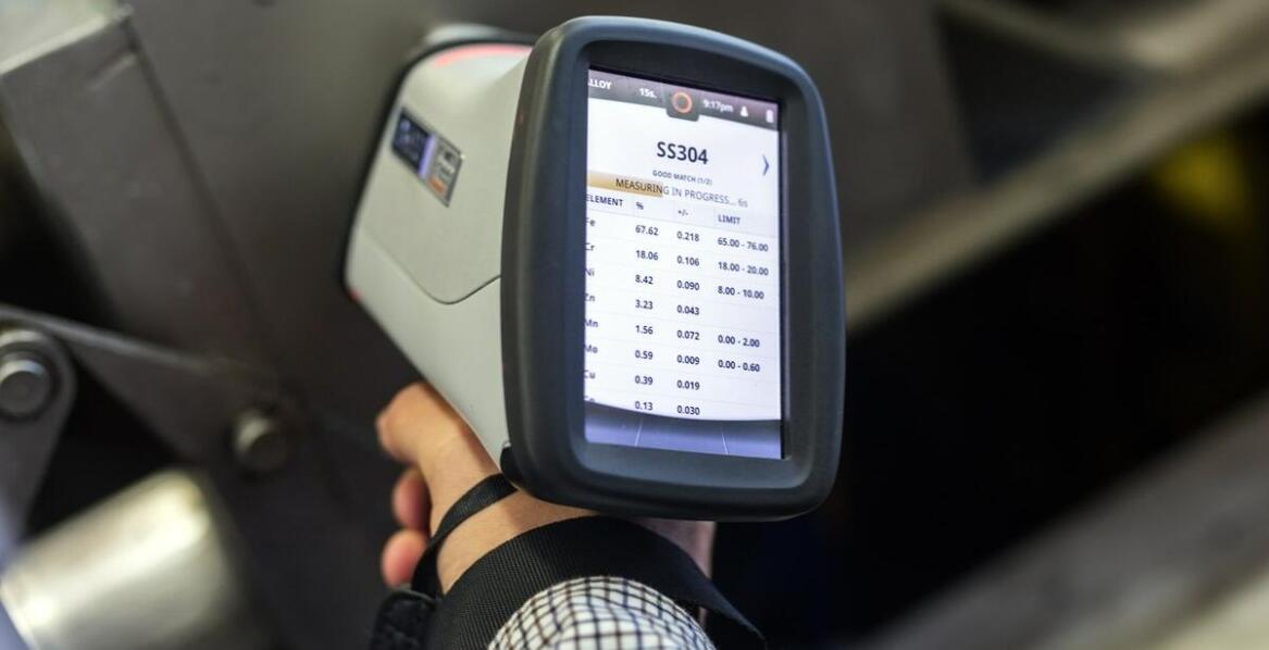 Jak usługi spektrometrem wspierają innowacje w branży hutniczej?