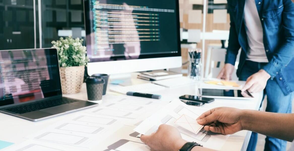 Jakie są kluczowe aspekty testowania aplikacji przed ich uruchomieniem?