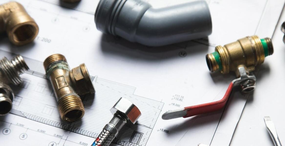 Zastosowanie metalowych elementów w budownictwie energetycznym: przykłady i inspiracje