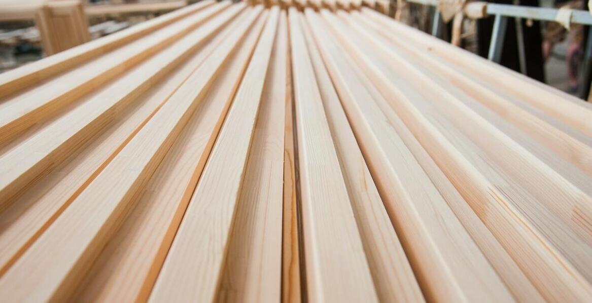 Jakie materiały wykorzystuje się w produkcji konstrukcji dachowych?