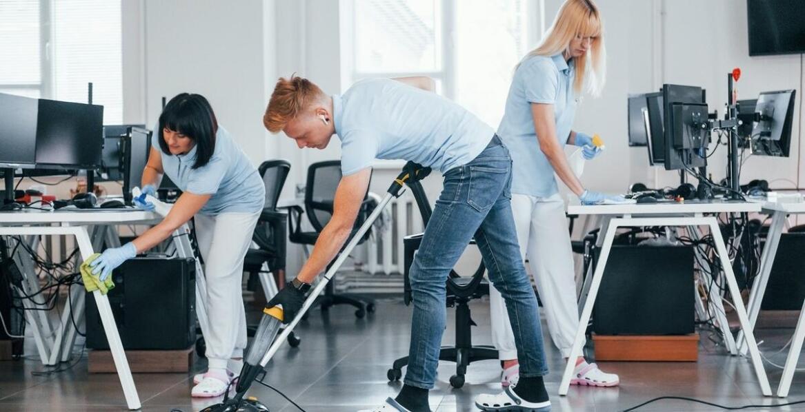 Jak często należy przeprowadzać sprzątanie hal magazynowych, aby zapewnić optymalne warunki?