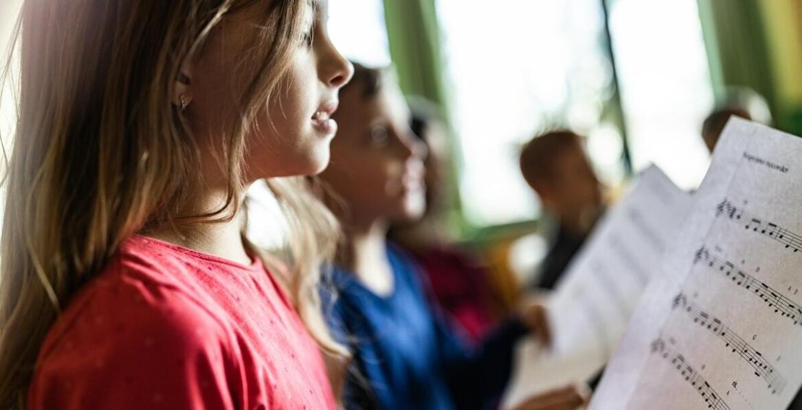 Nauka gry na instrumentach a rozwój umiejętności wokalnych – jak to połączyć?