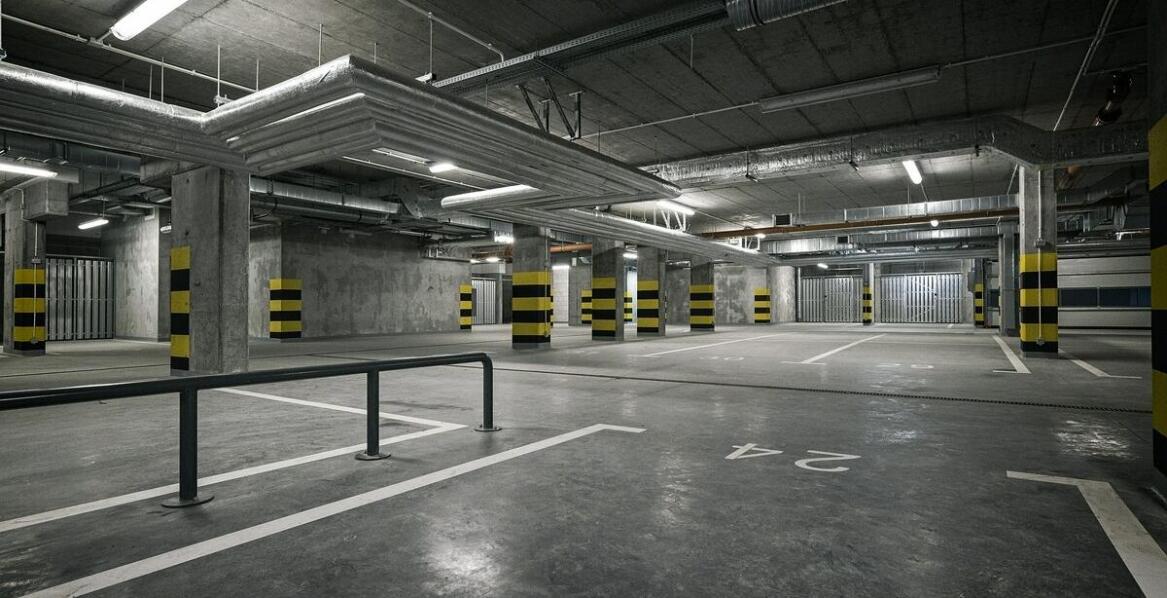 Jakie korzyści płyną z korzystania z parkingu samochodowego dla podróżujących?