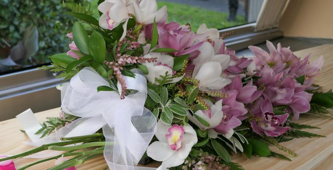 Sztuczny storczyk jako trwała dekoracja na tarasie lub balkonie – co warto wiedzieć?