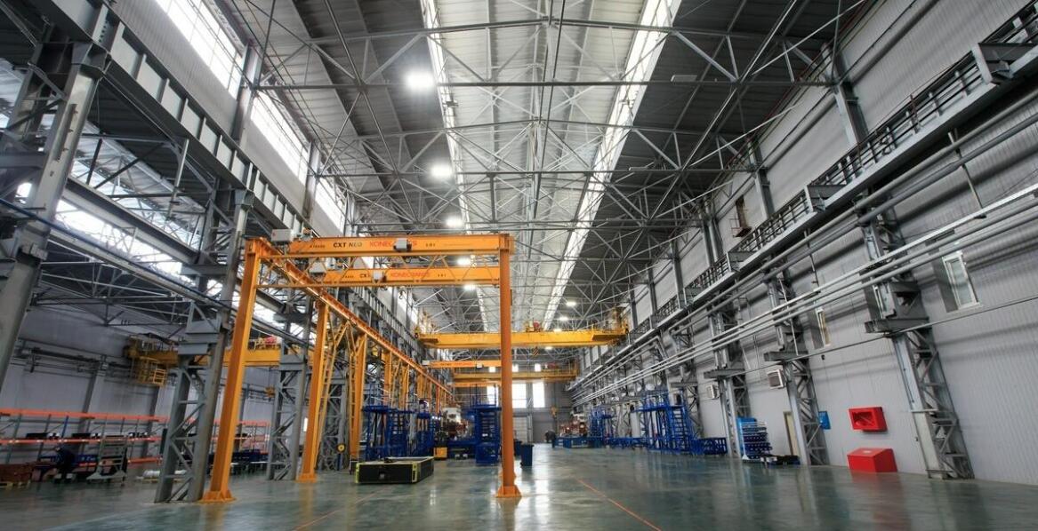 Jakie są najczęstsze wyzwania związane z utrzymaniem czystości w halach produkcyjnych?