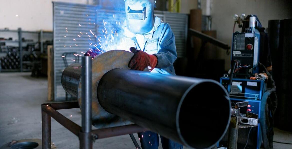 Znaczenie spawania rur kwasowych w kontekście instalacji sprężonego powietrza