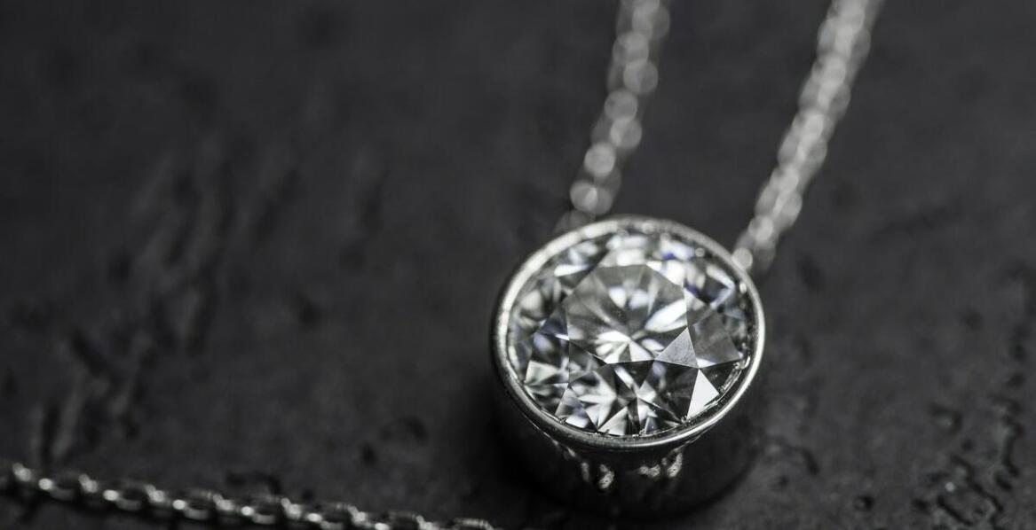 Galwanizacja srebra – jak wpływa na estetykę i trwałość biżuterii?