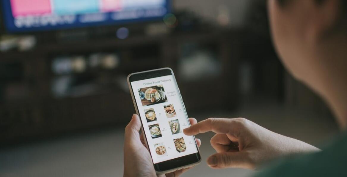 Jakie urządzenia można sparować z telewizorem Sharp za pomocą kodów?