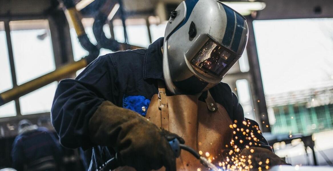 Jakie są korzyści z outsourcingu usług spawalniczych dla firm?