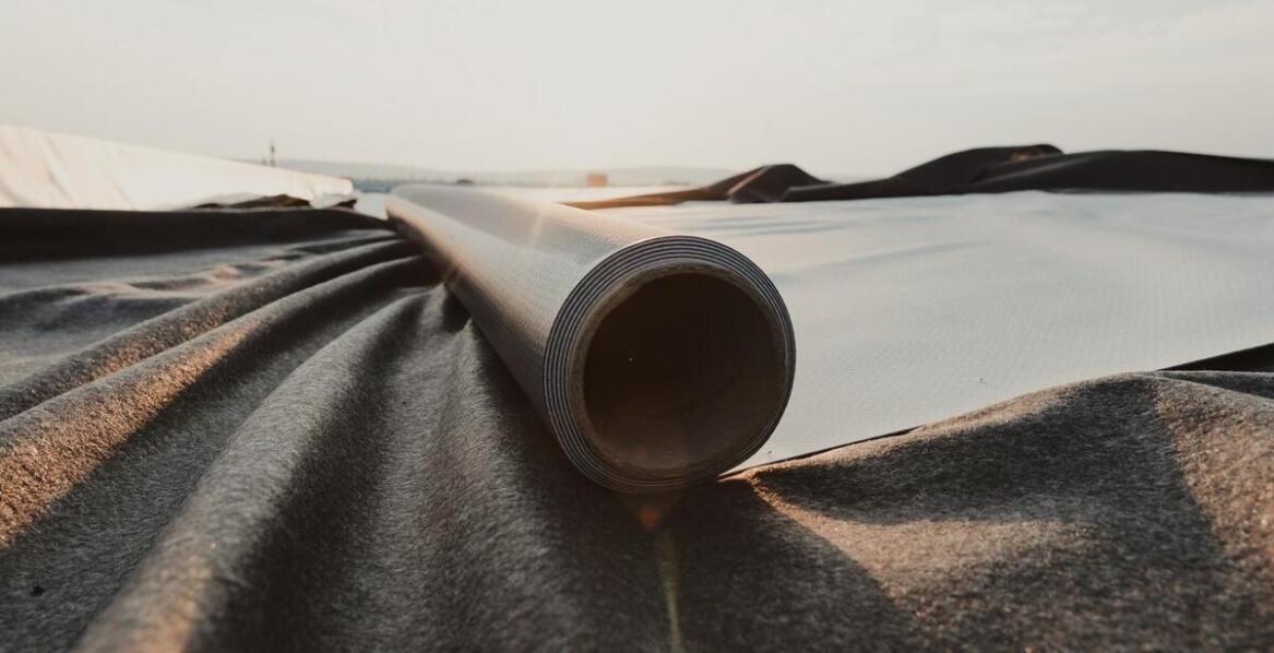 Zastosowanie taśmy dylatacyjnej w połączeniu z folią bąbelkową – co warto wiedzieć?