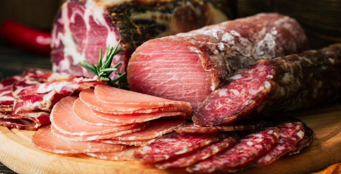 Smoking meat at home – how to choose the right smoking chamber?