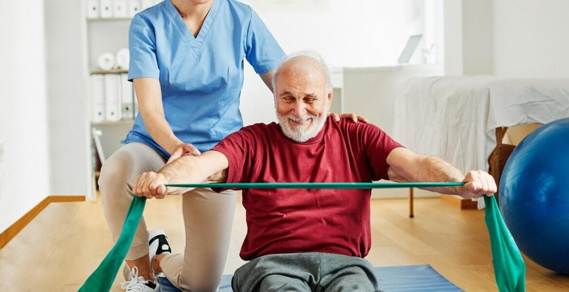 Jakie są zalety całodobowej opieki pielęgniarskiej w domach opieki?