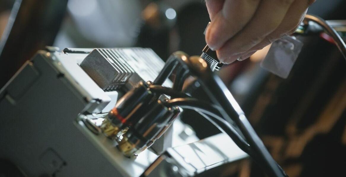 Naprawa winyli: jakie usługi oferuje serwis dla miłośników muzyki analogowej?