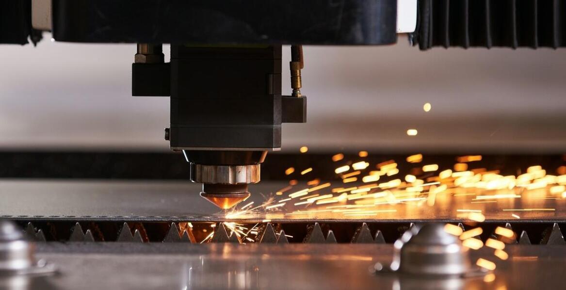 Dlaczego warto wybrać cięcie laserowe blach w produkcji akcesoriów meblowych?