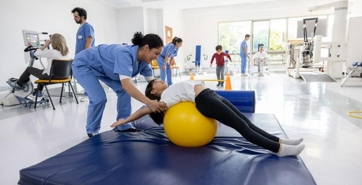 Jak wygląda rehabilitacja młodzieży w kontekście wad postawy?