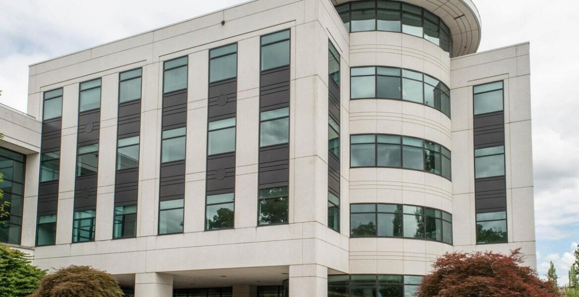 Jakie udogodnienia dla osób niepełnosprawnych powinny być dostępne w salach konferencyjnych?