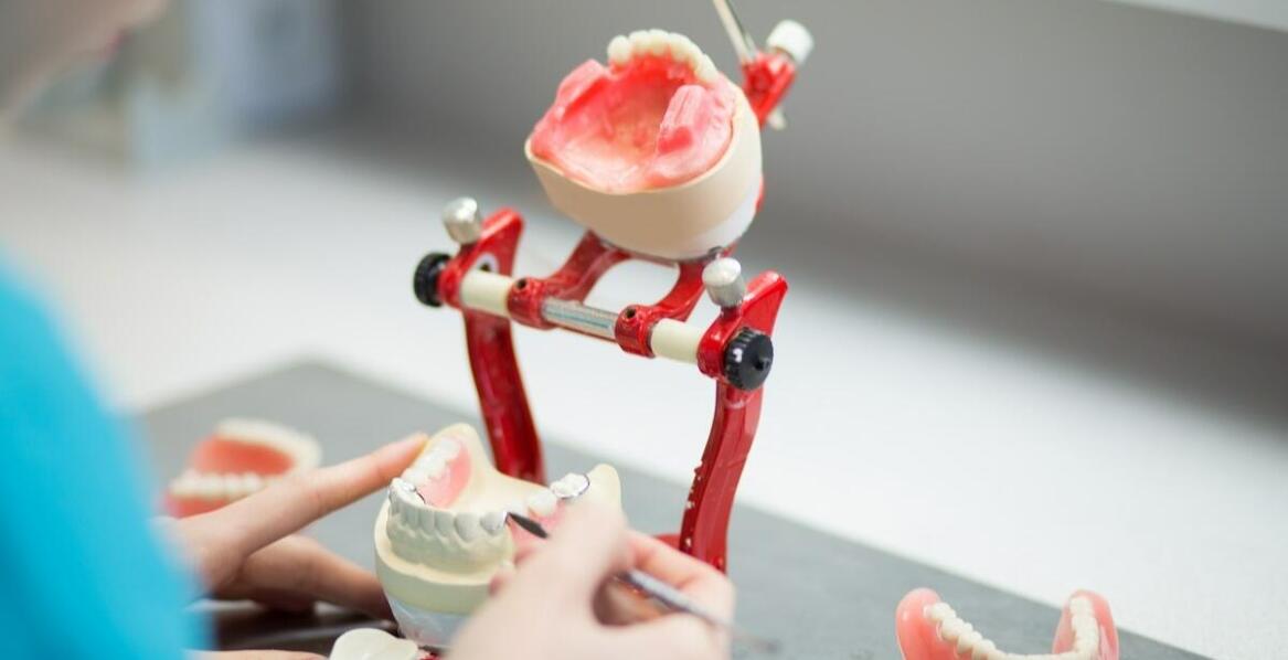 Czym różnią się protezy elastyczne od akrylowych – poradnik dla pacjentów?