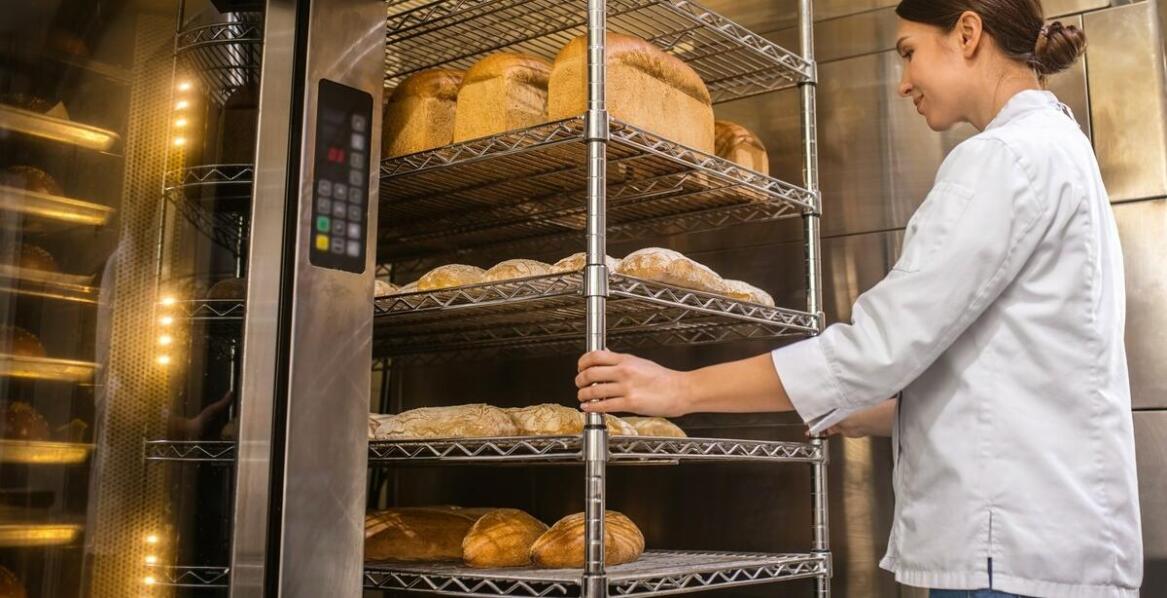 Jakie są korzyści z posiadania specjalistycznych urządzeń w kuchni?