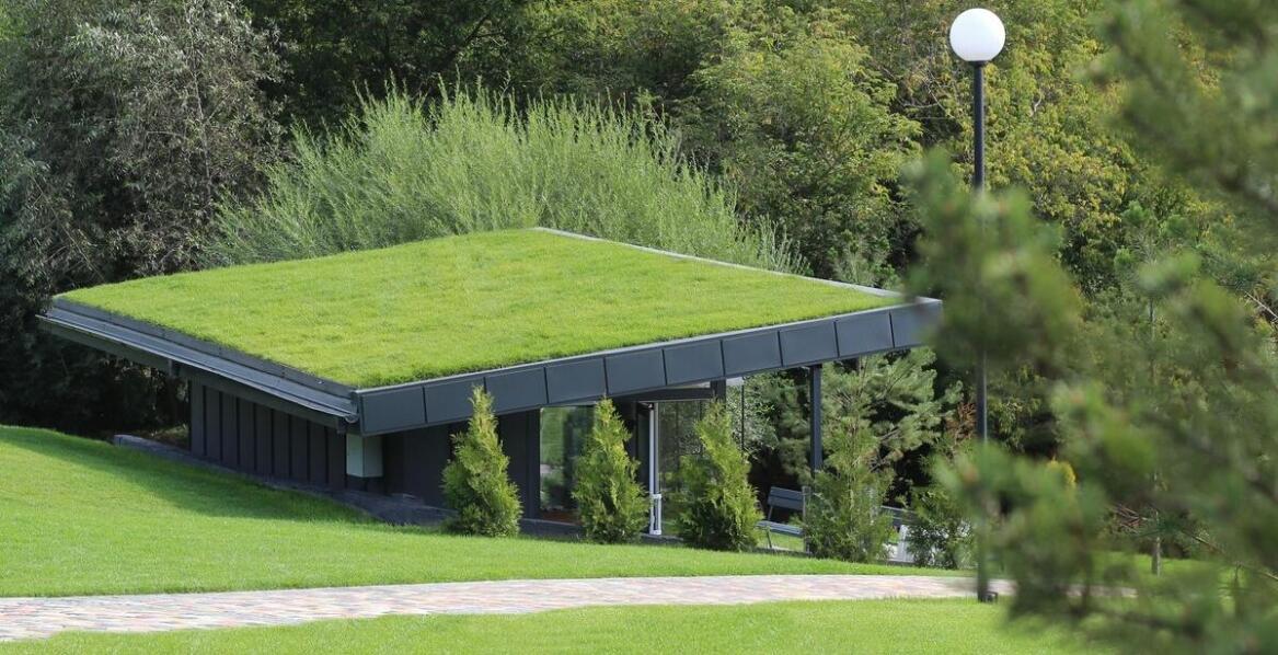 Dlaczego warto inwestować w folie dachowe PVC przy budowie dachu płaskiego?