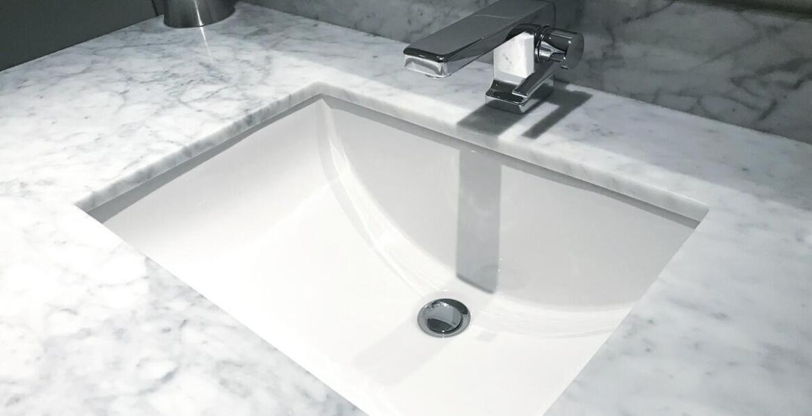 Jakie techniki obróbcze stosuje się przy produkcji biżuterii z granitu?