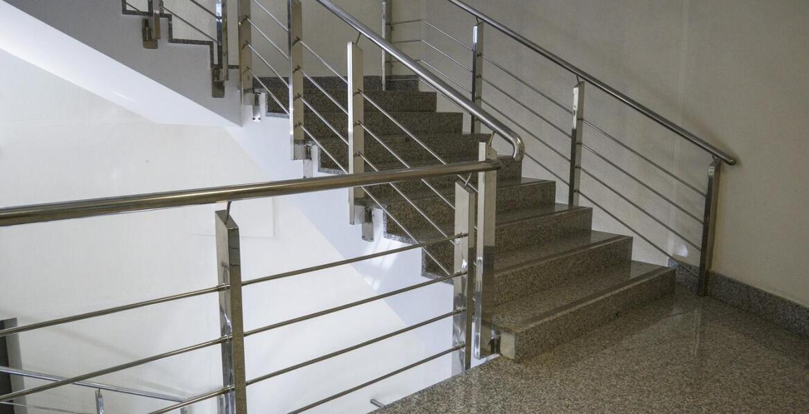 Jakie produkty są skuteczne w usuwaniu osadów z balustrad ze stali nierdzewnej?