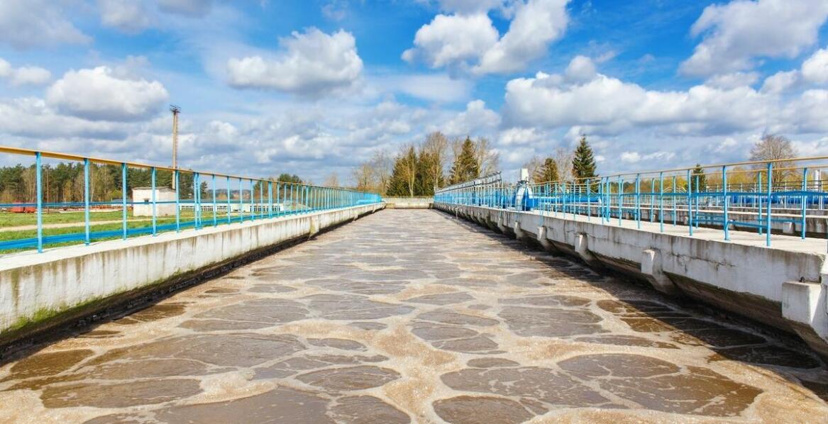 Jak mini oczyszczalnie przydomowe wpływają na gospodarkę wodną?