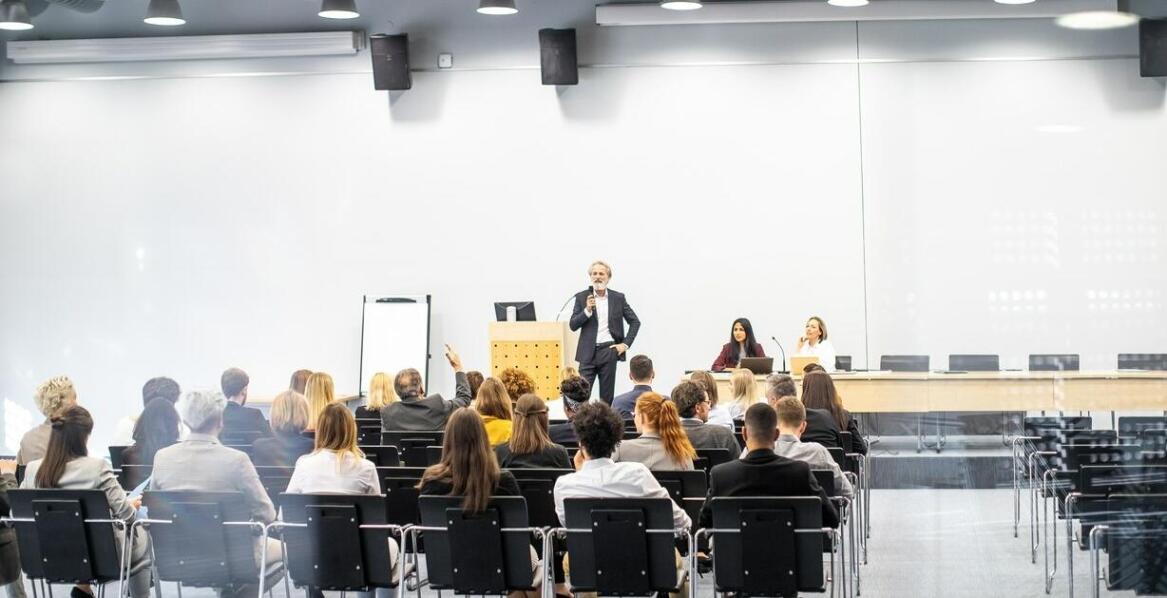 Dlaczego warto zainwestować w profesjonalne tłumaczenia ustne w Warszawie?