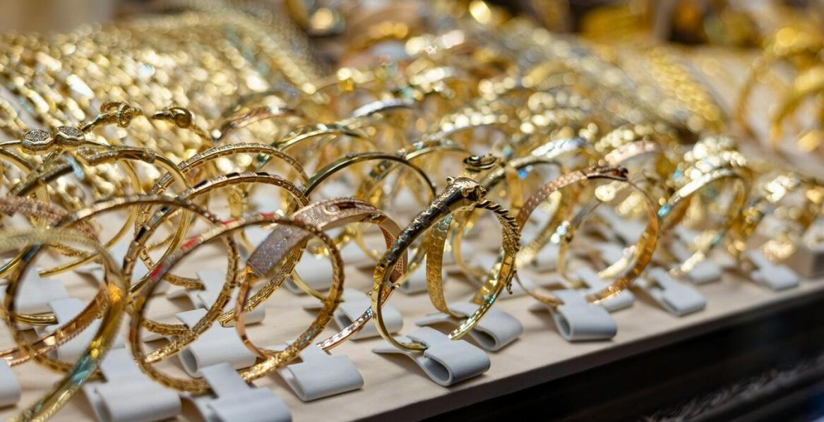 Hurtownia biżuterii Łódź – jak dostosować zamówienia do trendów rynkowych?