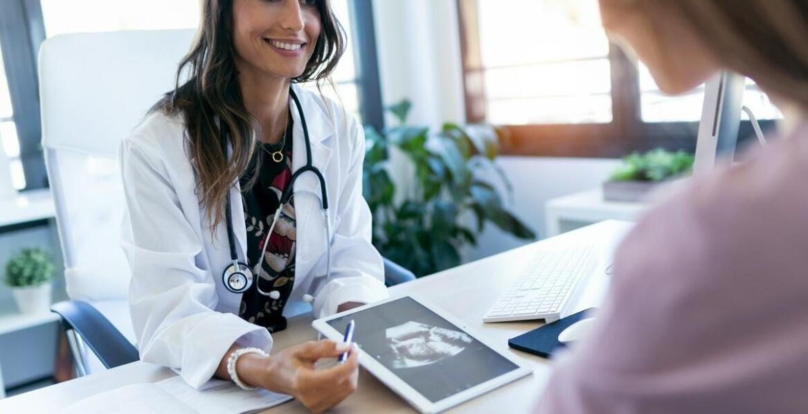 W jaki sposób dział rozwoju produktu dostosowuje systemy do potrzeb placówek medycznych?