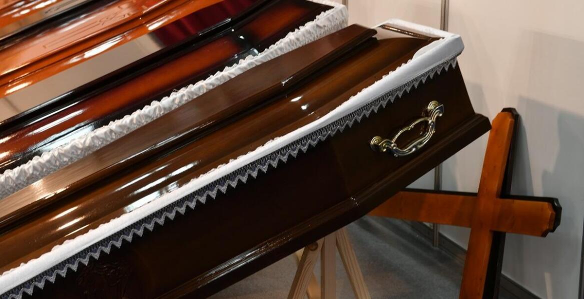 Jakie rodzaje urn dostępne są w ofercie usług pogrzebowych?