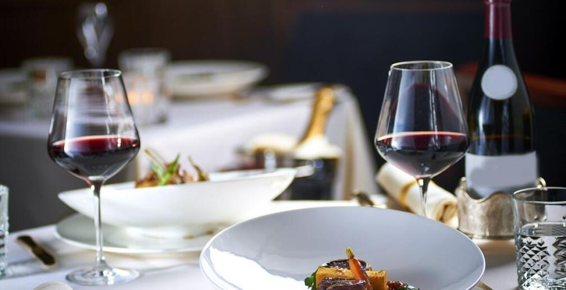 Jakie są korzyści z połączenia noclegu z degustacją potraw w Terespolu?