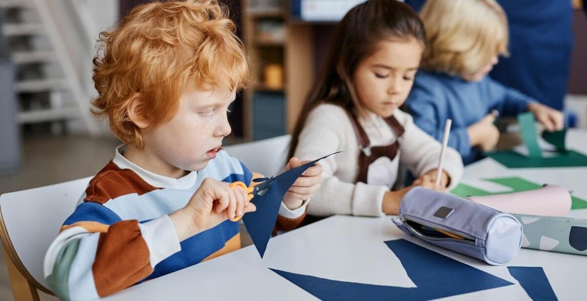 Dlaczego małe grupy są kluczowe dla efektywnej nauki i rozwoju dzieci?