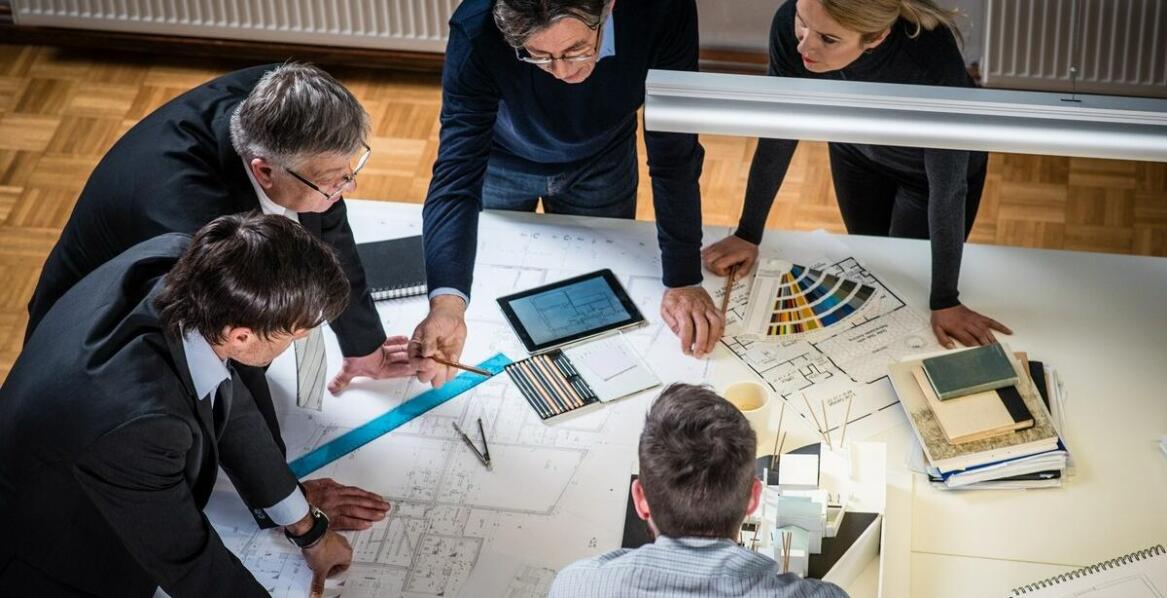 Jakie są kluczowe zalety współpracy z lokalnymi specjalistami przy budowie wodociągów?