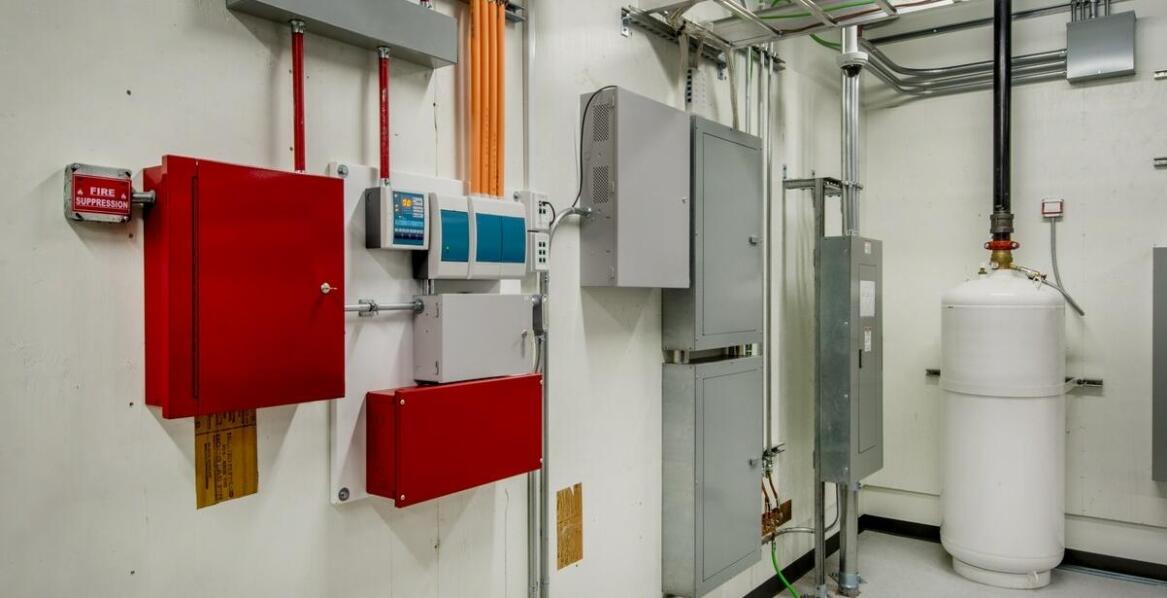 Jakie czynniki wpływają na wybór systemu gaśniczego dla serwerowni?