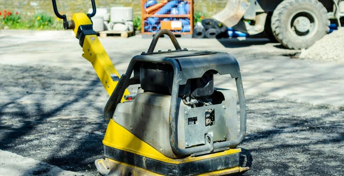 Jak ocenić jakość wynajmowanej zagęszczarki do gruntu?