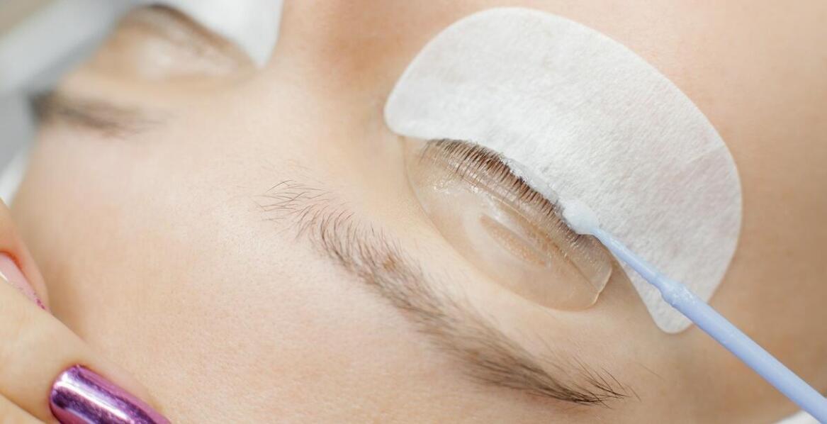Laminacja rzęs a makijaż – jak uzyskać naturalny efekt?
