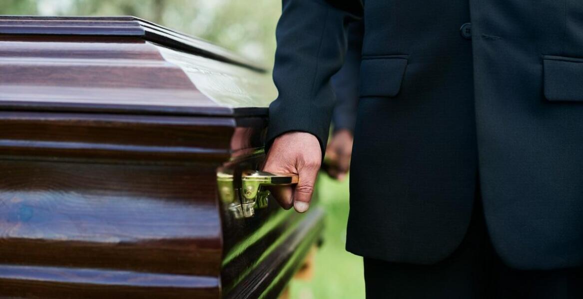 Jak zorganizować ceremonię pogrzebową po kremacji?