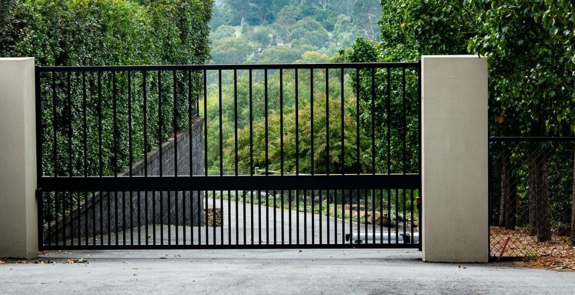 Jakie akcesoria do bram wybrać, aby zapewnić bezpieczeństwo na posesji?