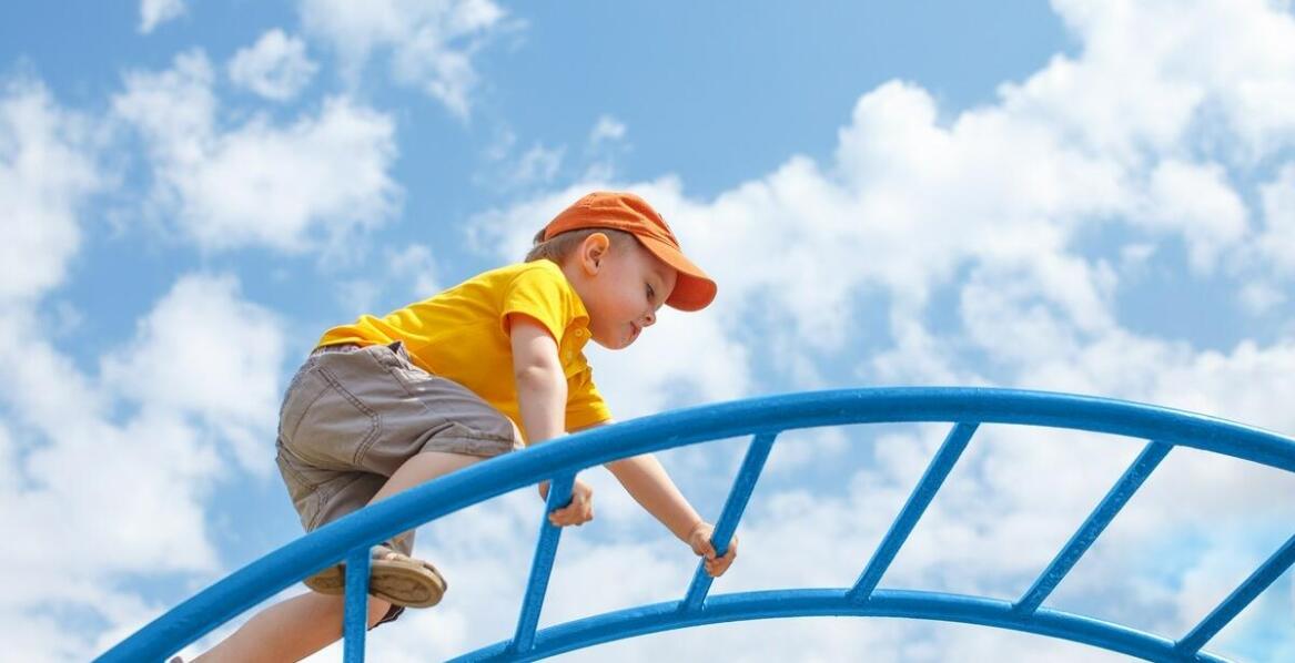 Płyty gumowe a ich zastosowanie w różnych strefach wiekowych dzieci na placach zabaw