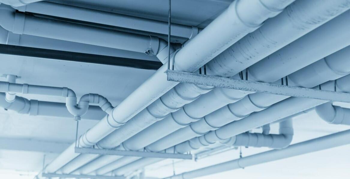 Rura kanalizacyjna a efektywność transportu ścieków – co musisz wiedzieć?