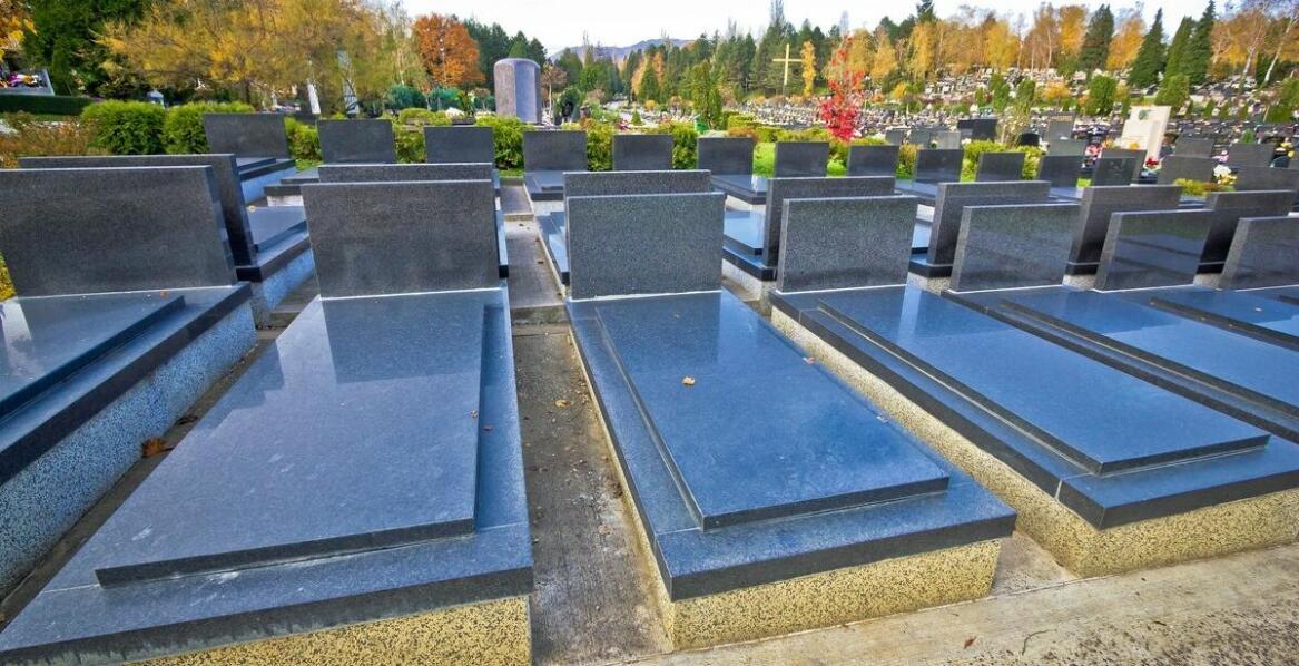 Wybór liternictwa na nagrobki – co warto wziąć pod uwagę?