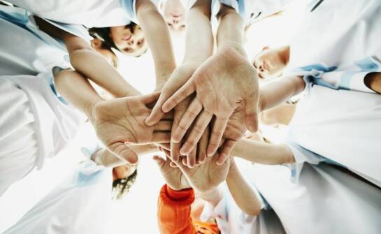 Jakie są korzyści z organizacji turniejów na boisku do badmintona?