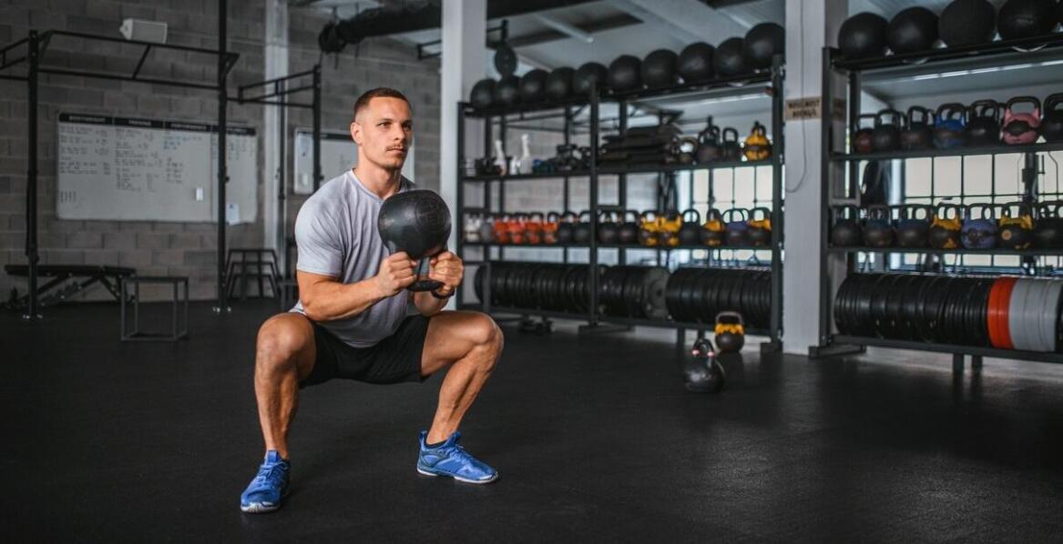 Gryf krótki w treningu funkcjonalnym – jak go wykorzystać?
