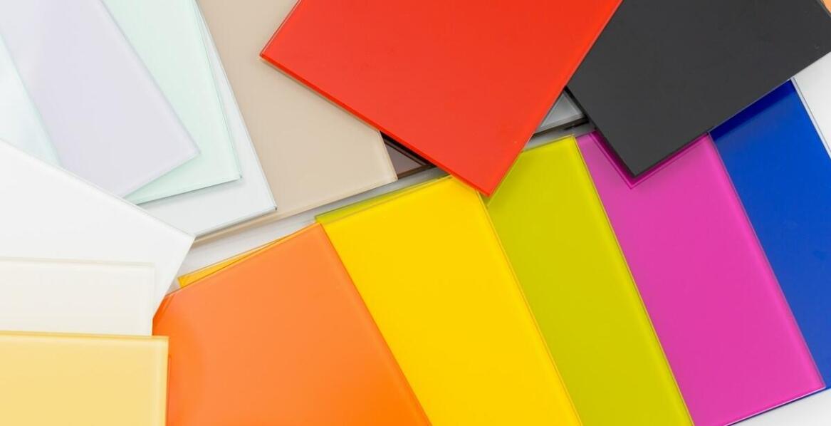 Zastosowanie folii transparentnych w etykietach samoprzylepnych: co warto wiedzieć?