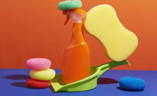 Ściągaczki do wody do szyb i kabin prysznicowych – jak ułatwiają utrzymanie czystości?